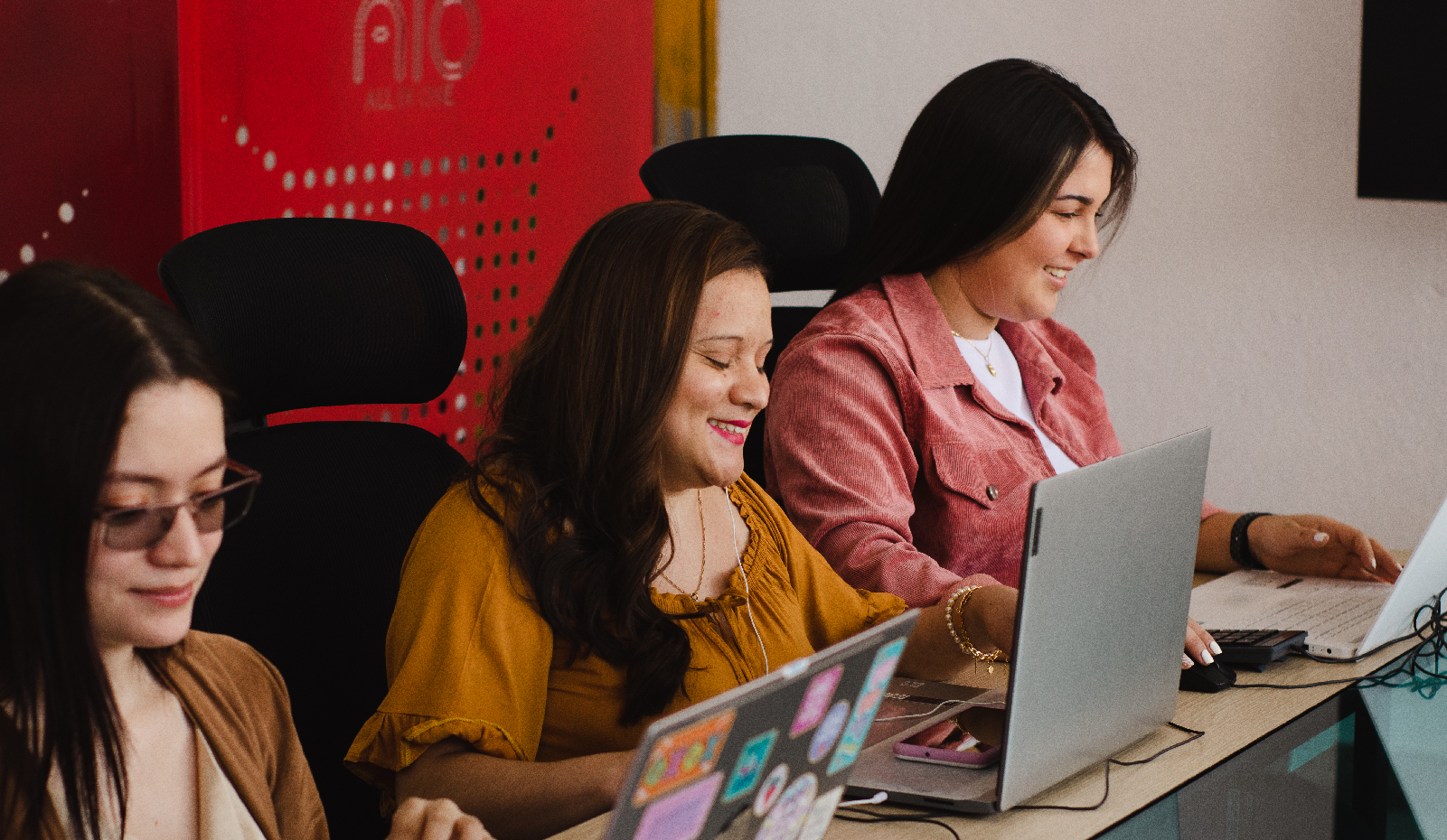 INVERSIONES Y BANCA<br><br>A través de nuestros aliados